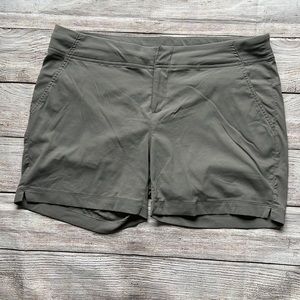 💪🏽 Women’s Columbia OmniShield shorts